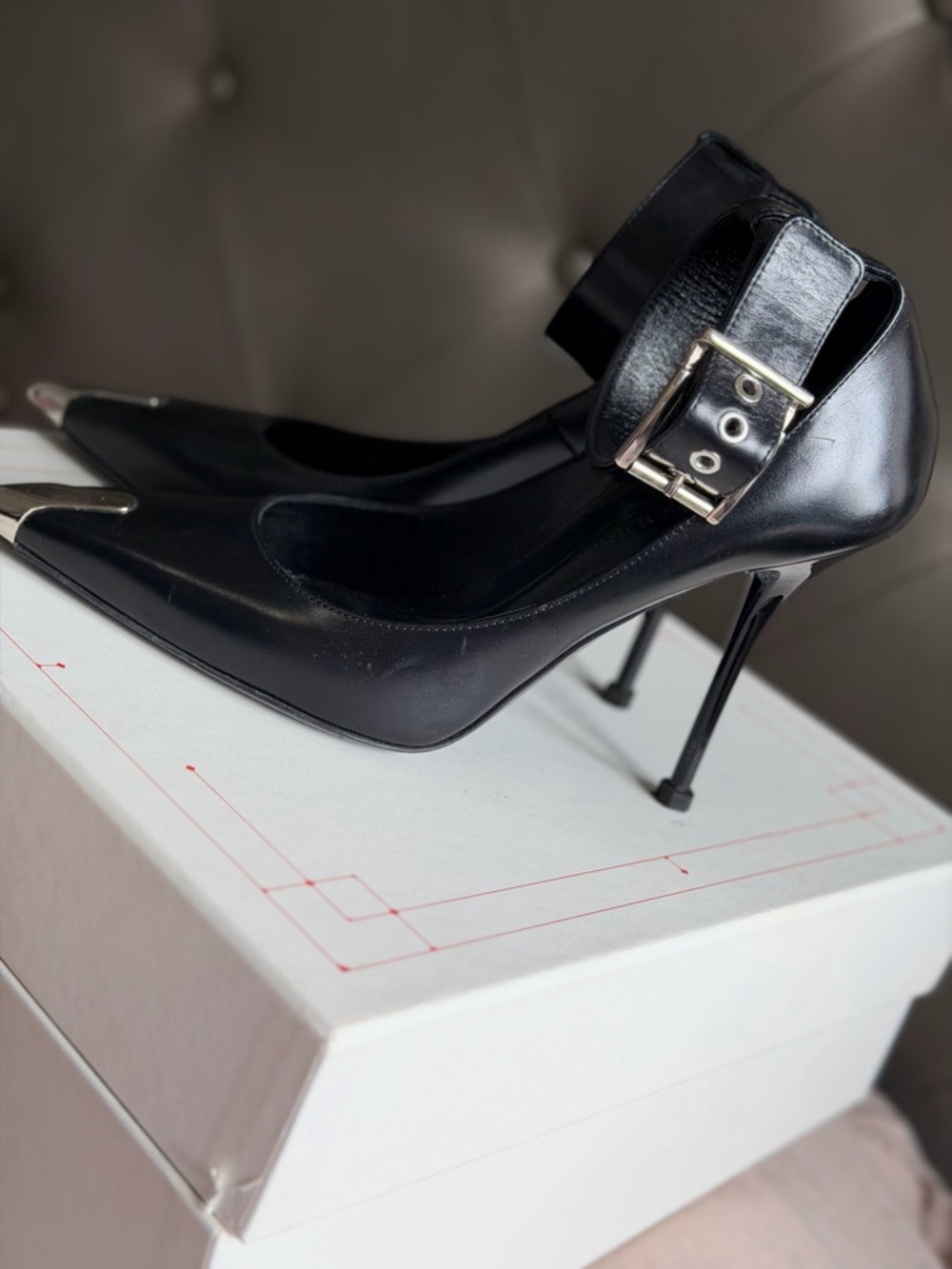 Alexander McQueen Black Pointed Toe Ankle-Strap Heels with Silver Toe Caps S:38 - Picture 4 of 7
